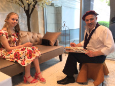 Девушка позирует художнику на свадебном мероприятии, шаржист Михаил Шабалин, шаржист на мероприятие, шаржист Минск