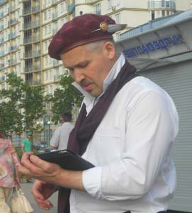 шаржист рисует на корпоративе метро Уручье